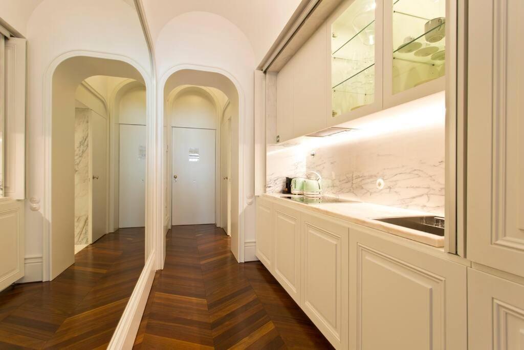 Boutique Rentals- THE CLéRiGoS Apt w/ patio view 4
