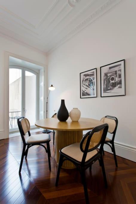 Boutique Rentals- THE CLéRiGoS Apt w/ patio view 5