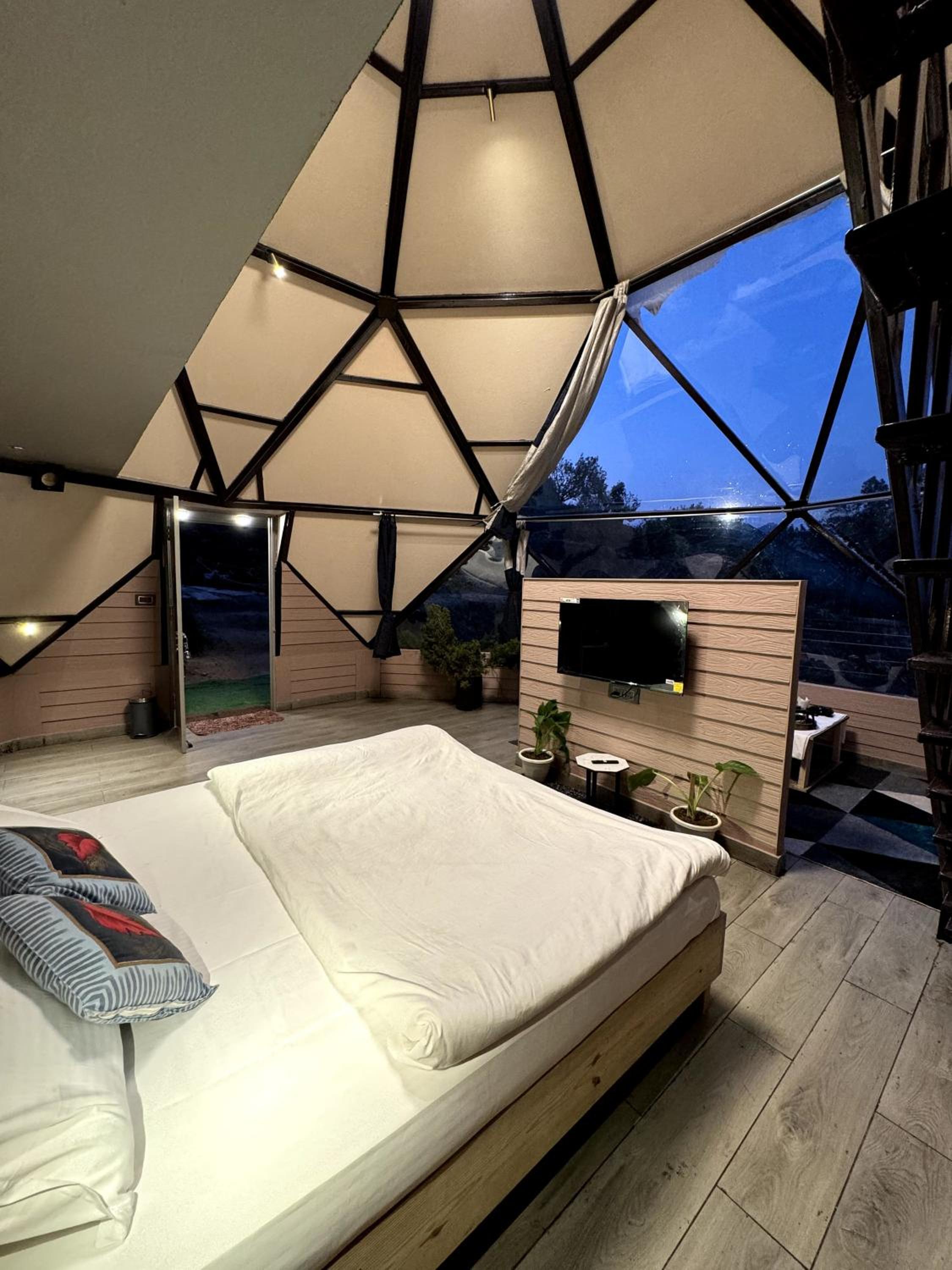 Unidome w/ Jacuzzi at the Soul Stroll Cottages view 5
