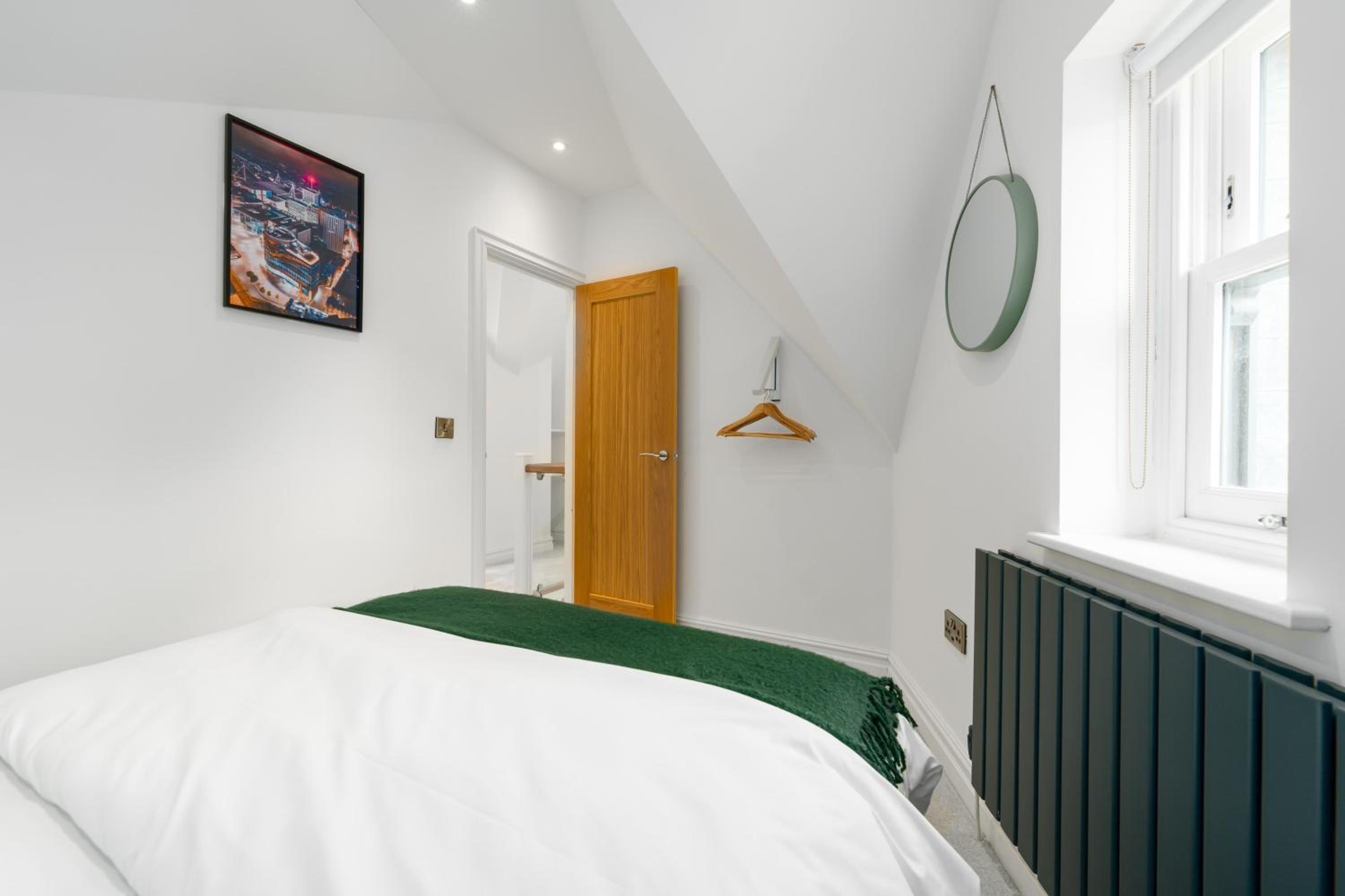 The Old Kiosk - Luxe 4 Bed House - Roath Park view 2