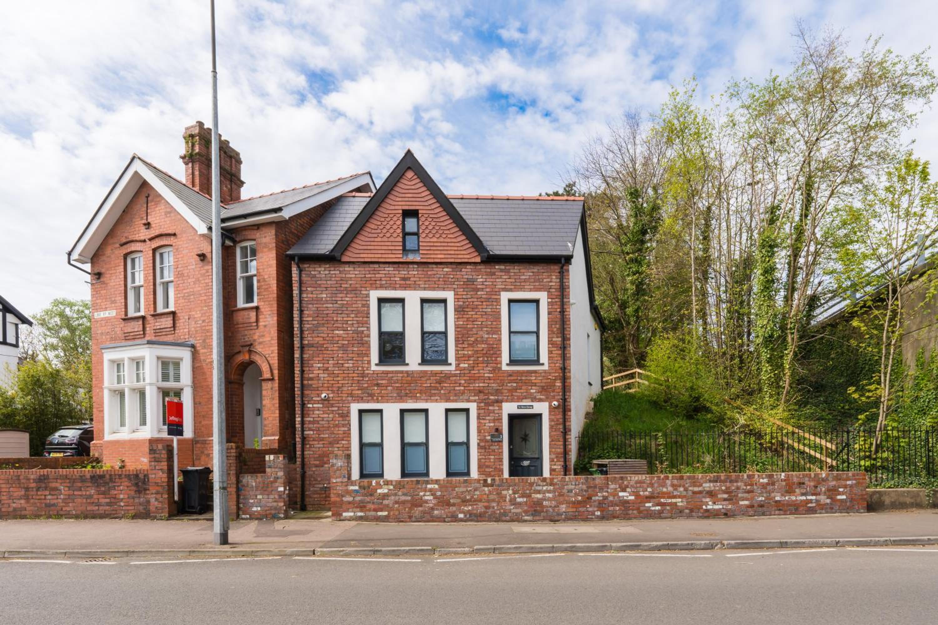 The Old Kiosk - Luxe 4 Bed House - Roath Park view 3