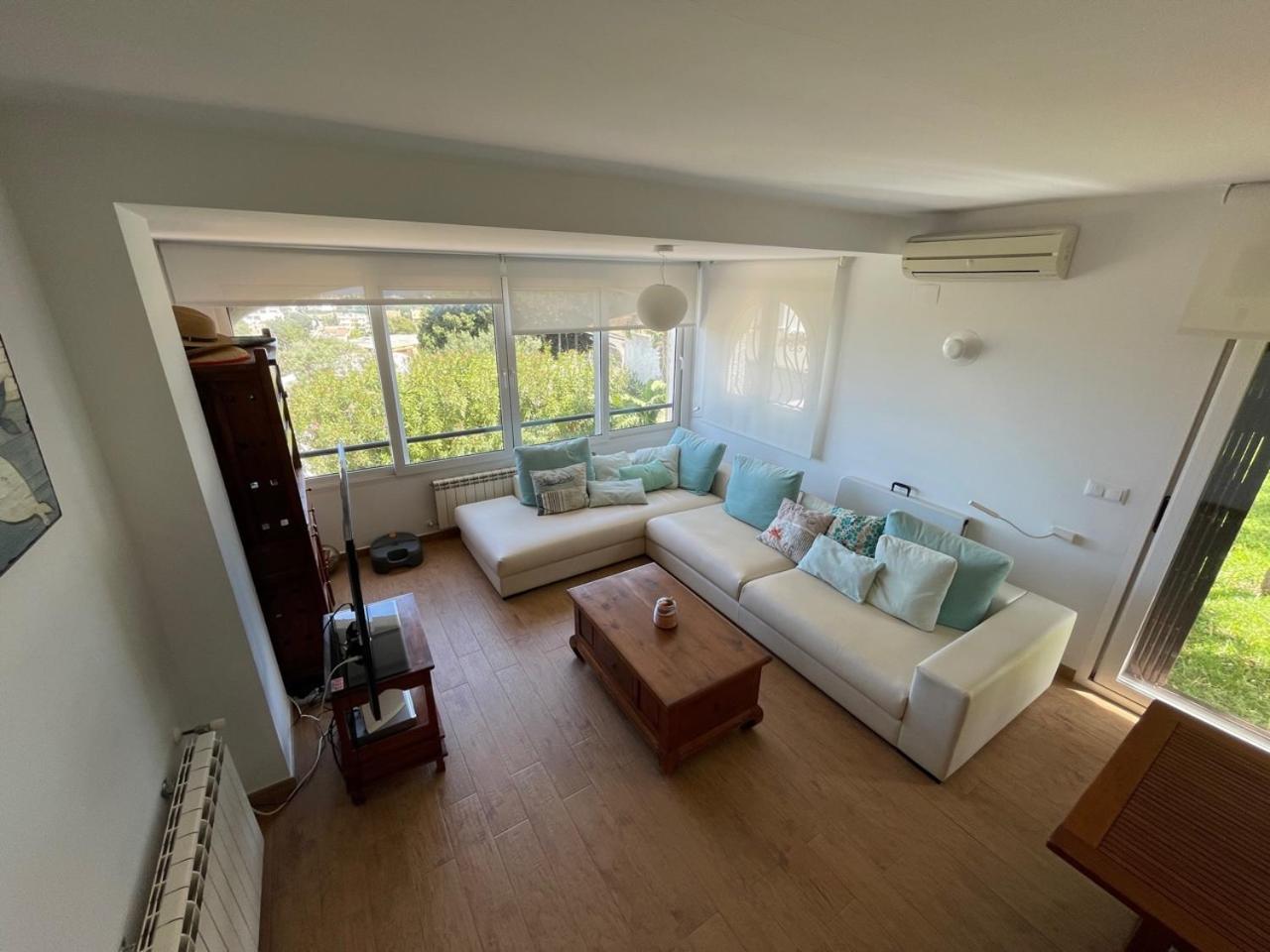 Adosado en urbanización con piscina y magnificas vistas a Denia