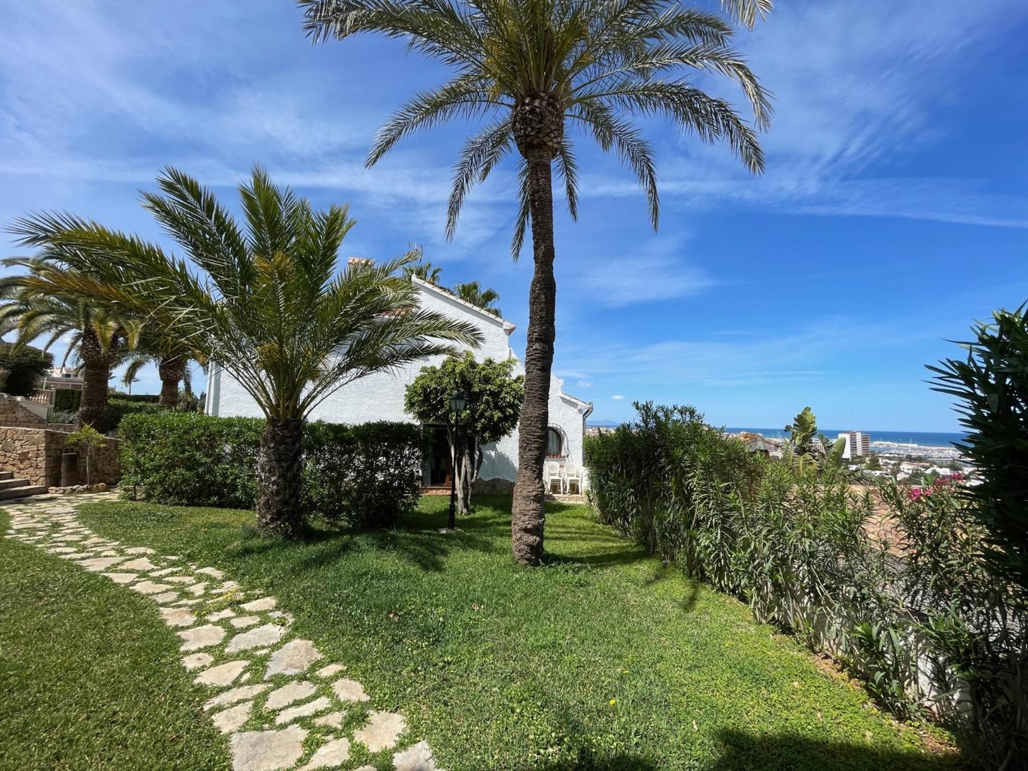 Adosado en urbanización con piscina y magnificas vistas a Denia