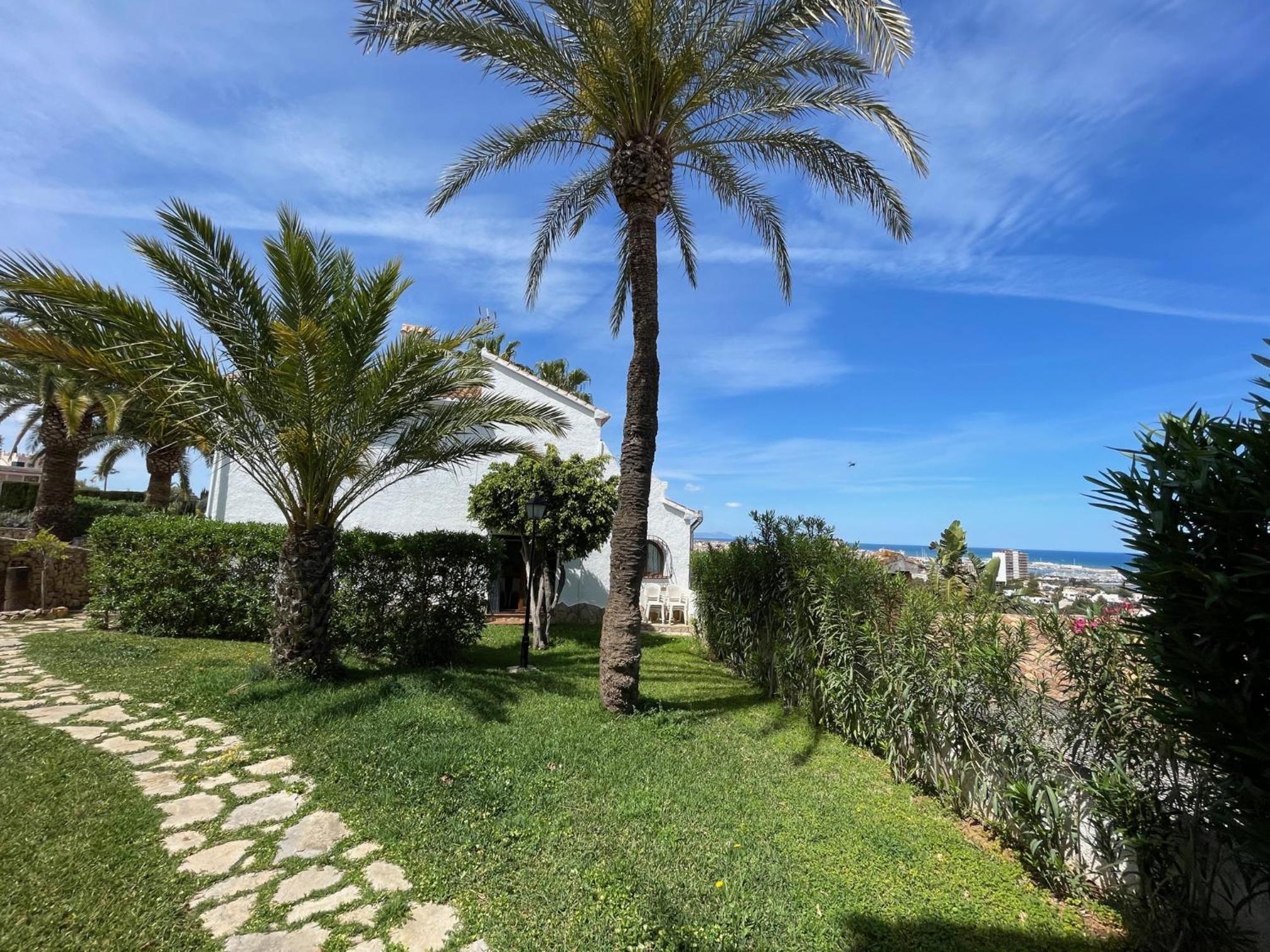 Adosado en urbanización con piscina y magnificas vistas a Denia