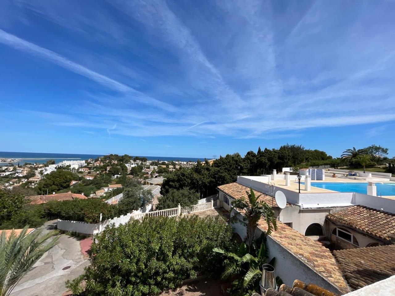 Adosado en urbanización con piscina y magnificas vistas a Denia
