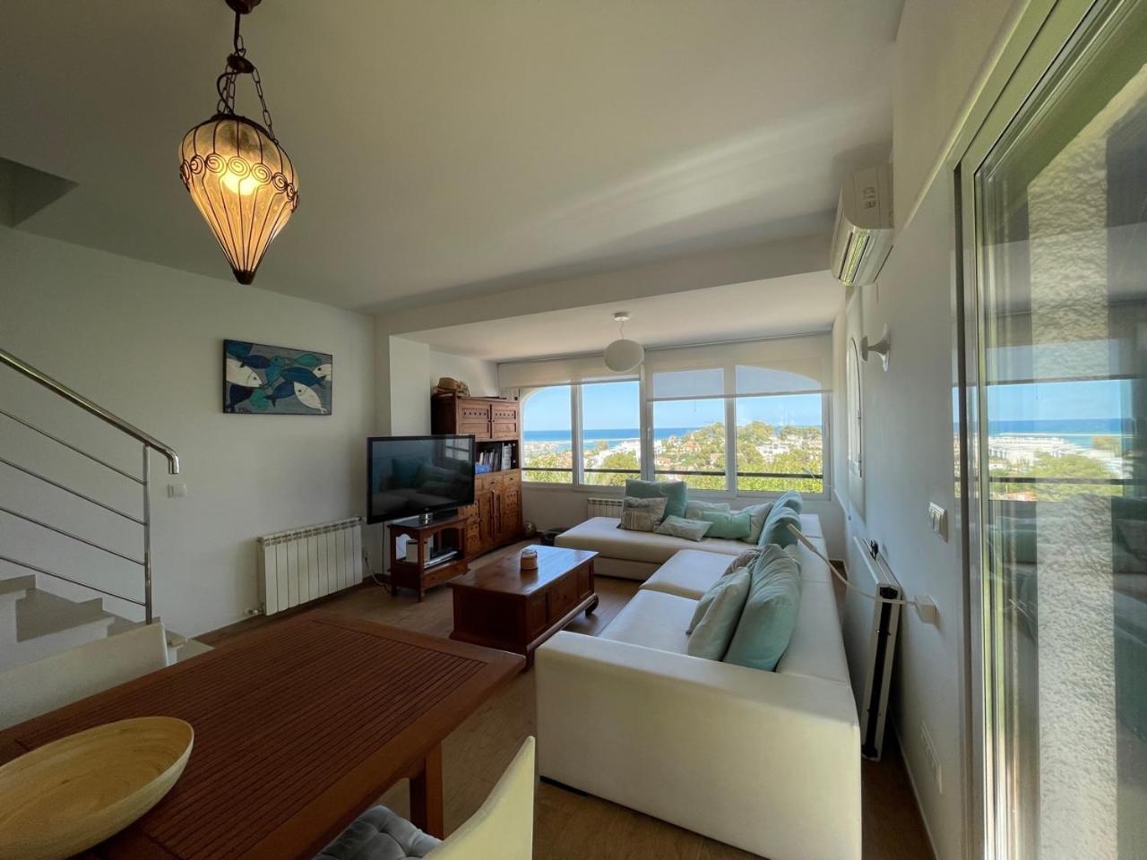 Adosado en urbanización con piscina y magnificas vistas a Denia