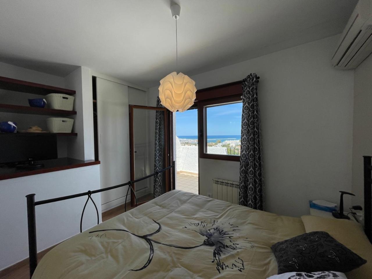 Adosado en urbanización con piscina y magnificas vistas a Denia