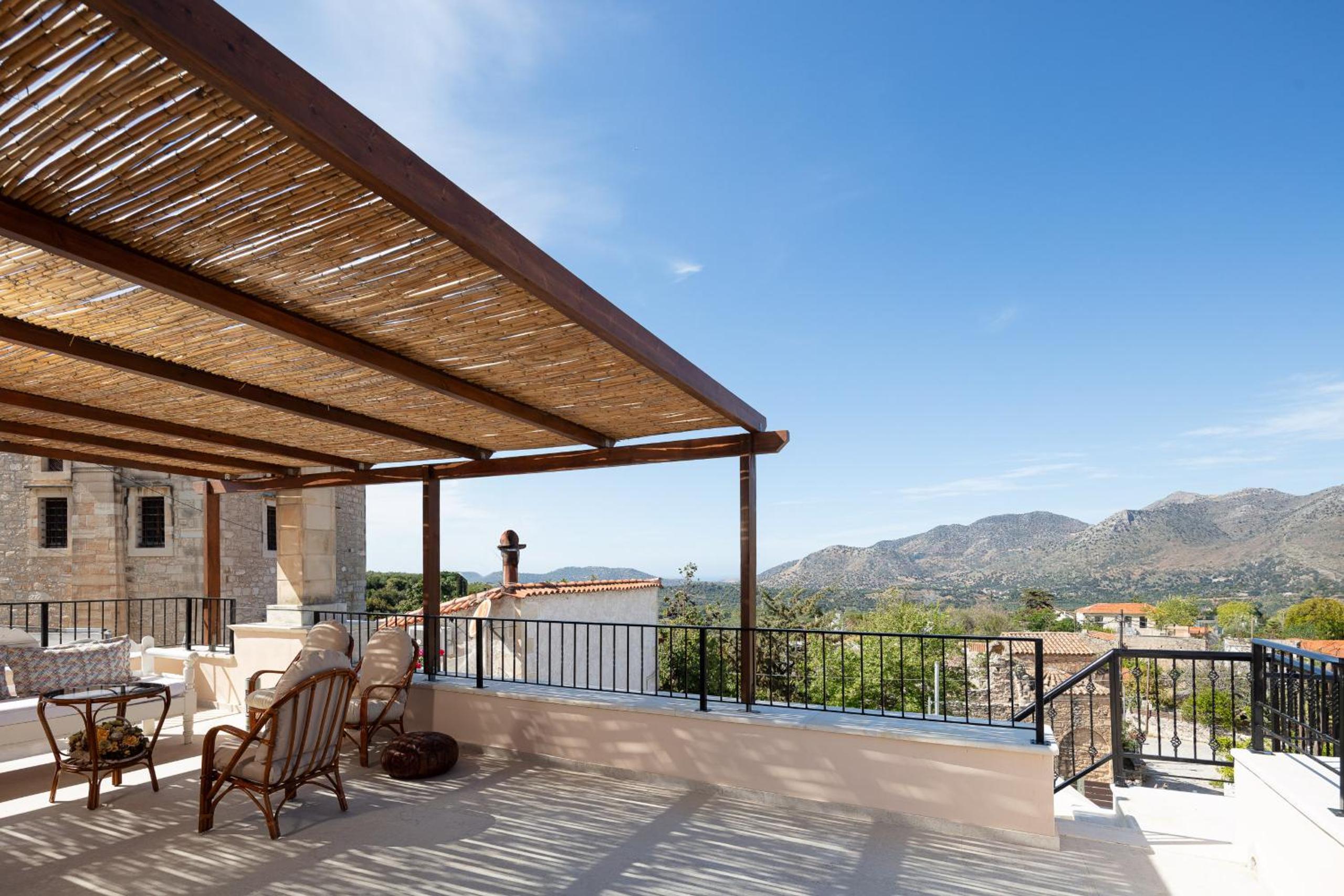 Captain's Hyatt en Garazo — balance & terrace