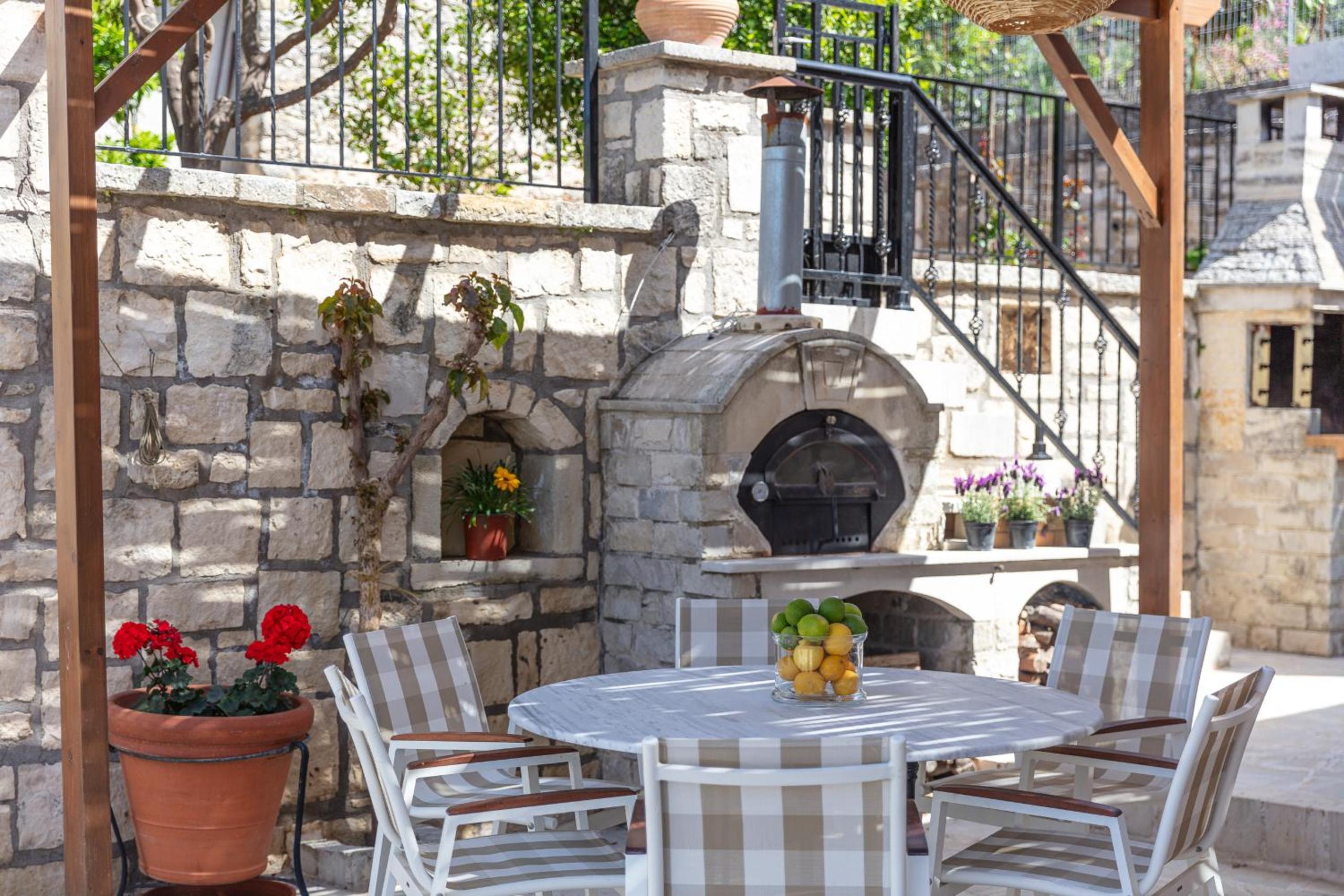 Captain's Hyatt en Garazo — balance & terrace