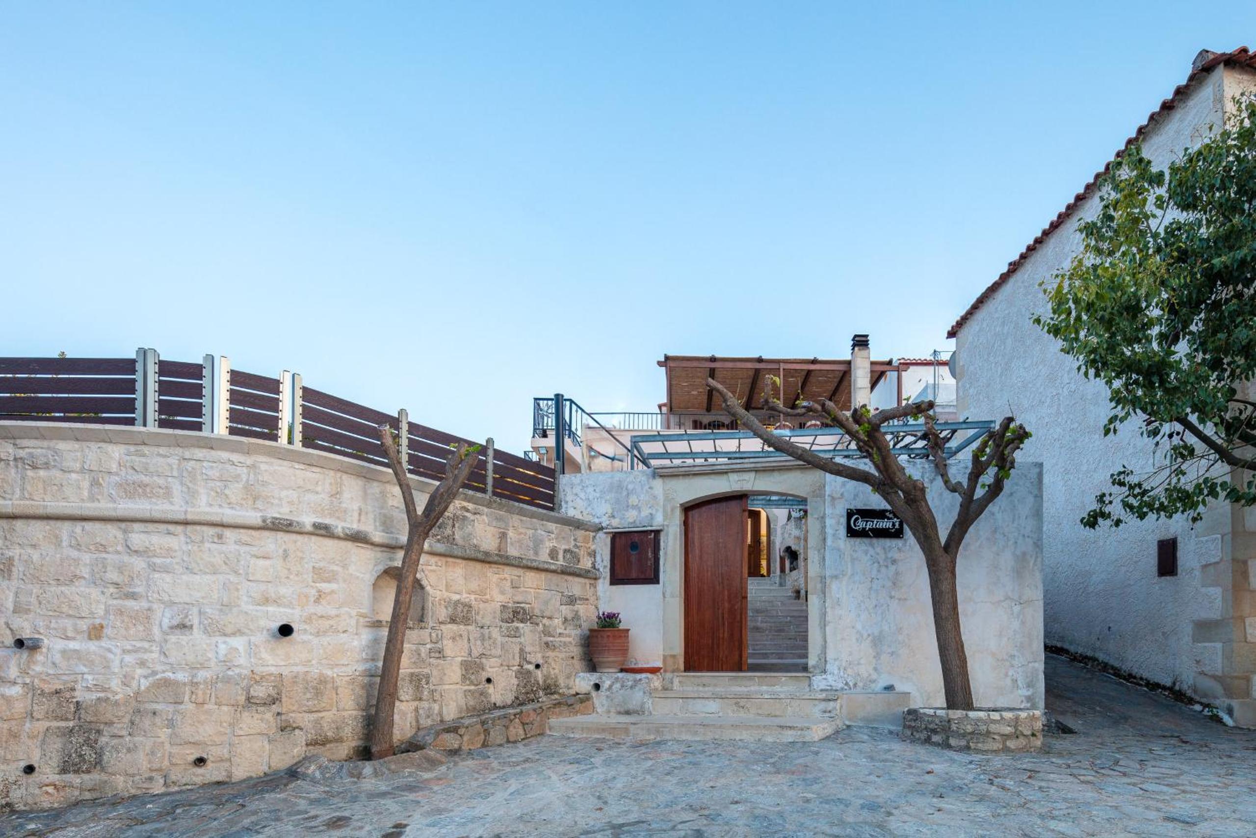 Hotel Captain's Hyatt - Image 1