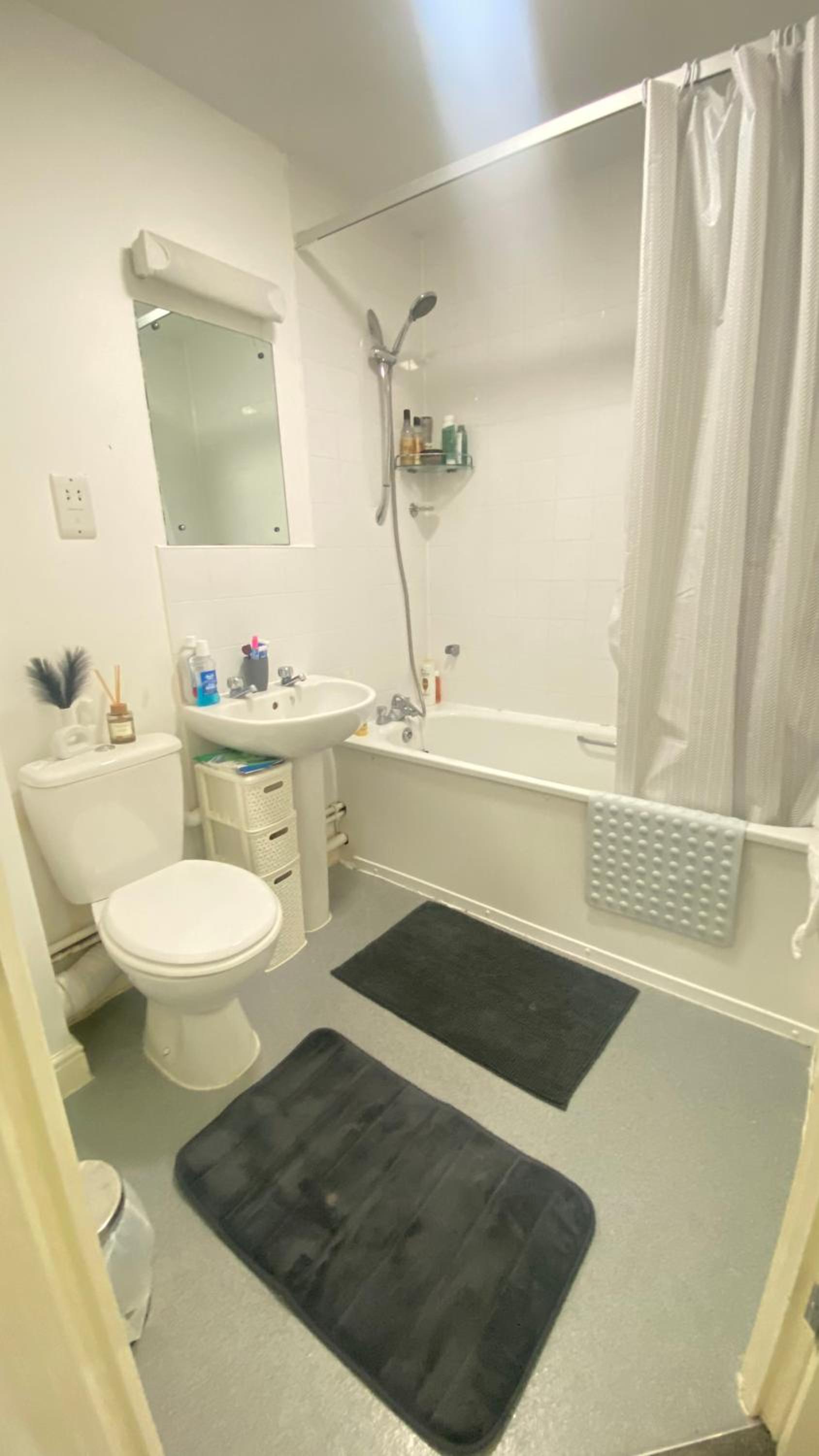 Nice room on the friendly flat