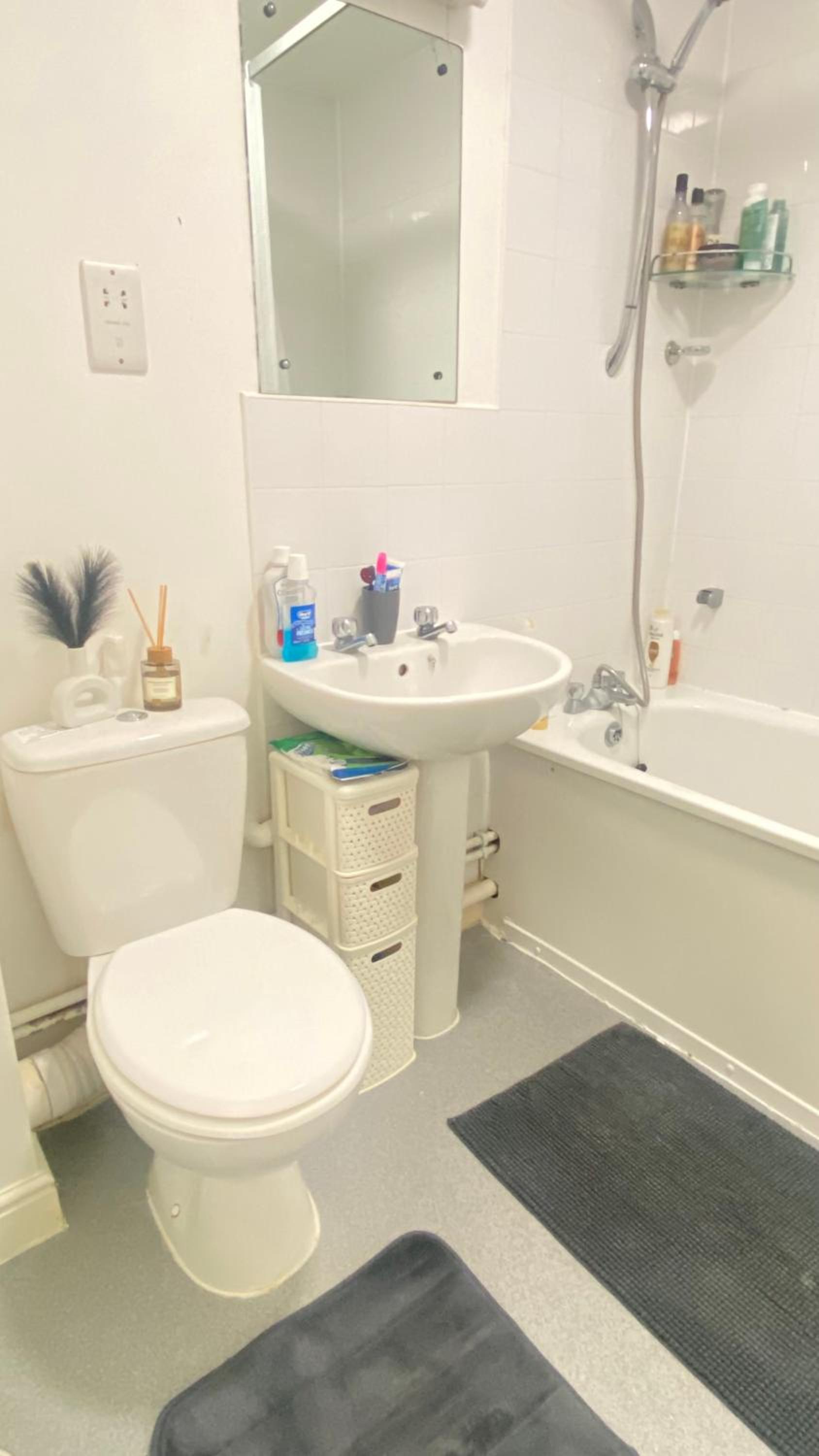 Nice room on the friendly flat