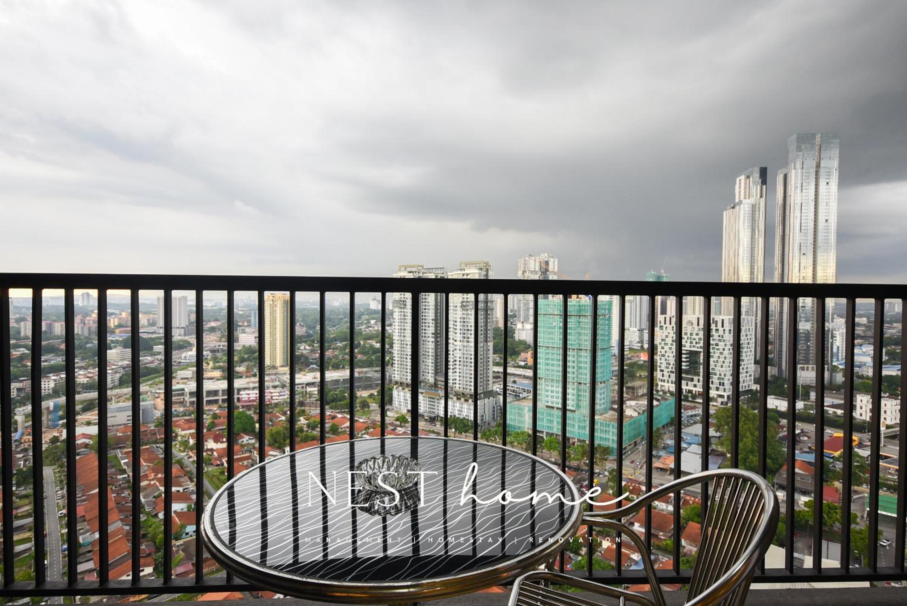 Twin Tower Residence by Nest Home【5 mins walk to CIQ】