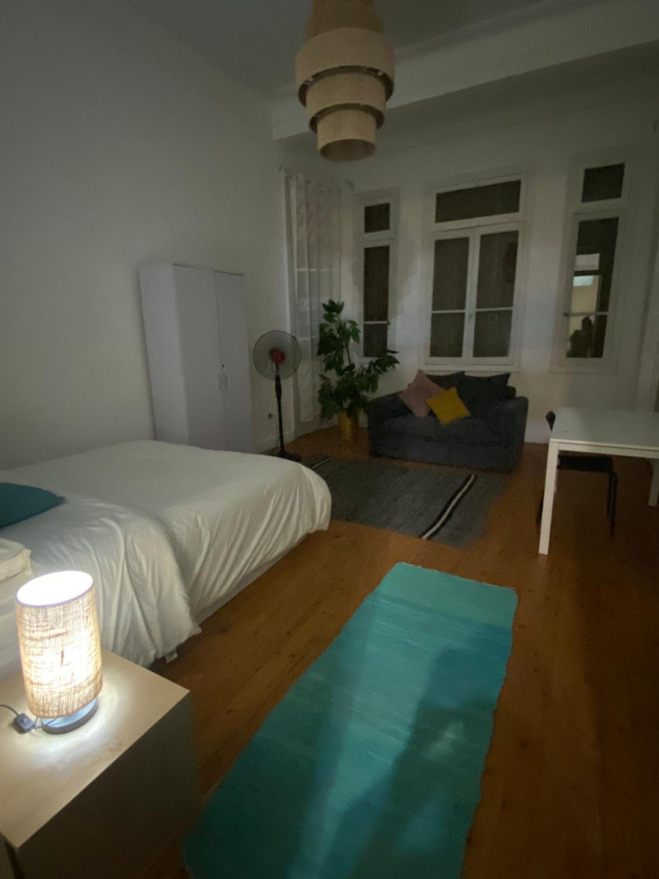 Modern Retro Overlooking CityCenter Room