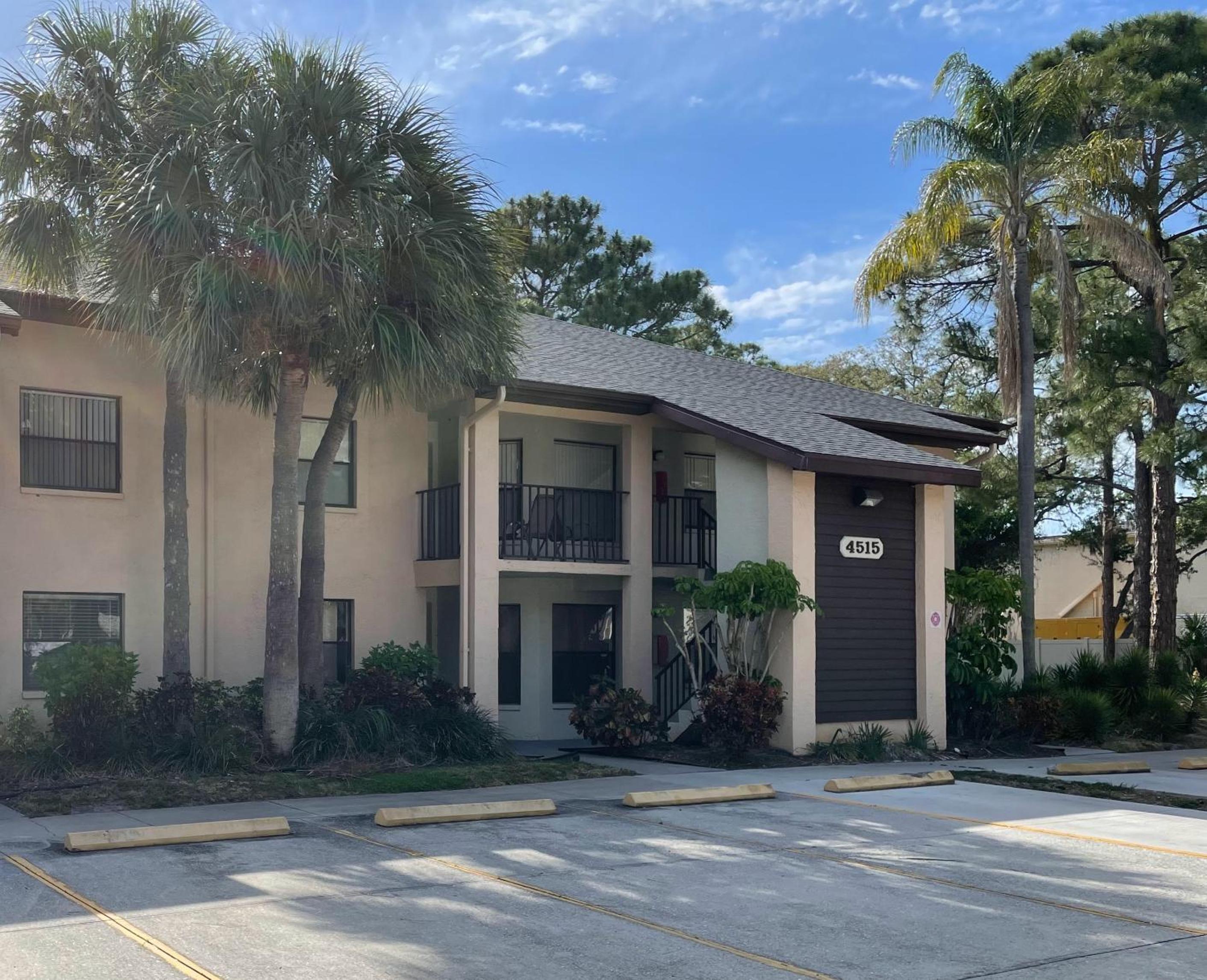 Hotel Stylish and Modern Shorewalk condo close to top beaches, heated pools, hot tub, IMG Academy, dining - Image 1