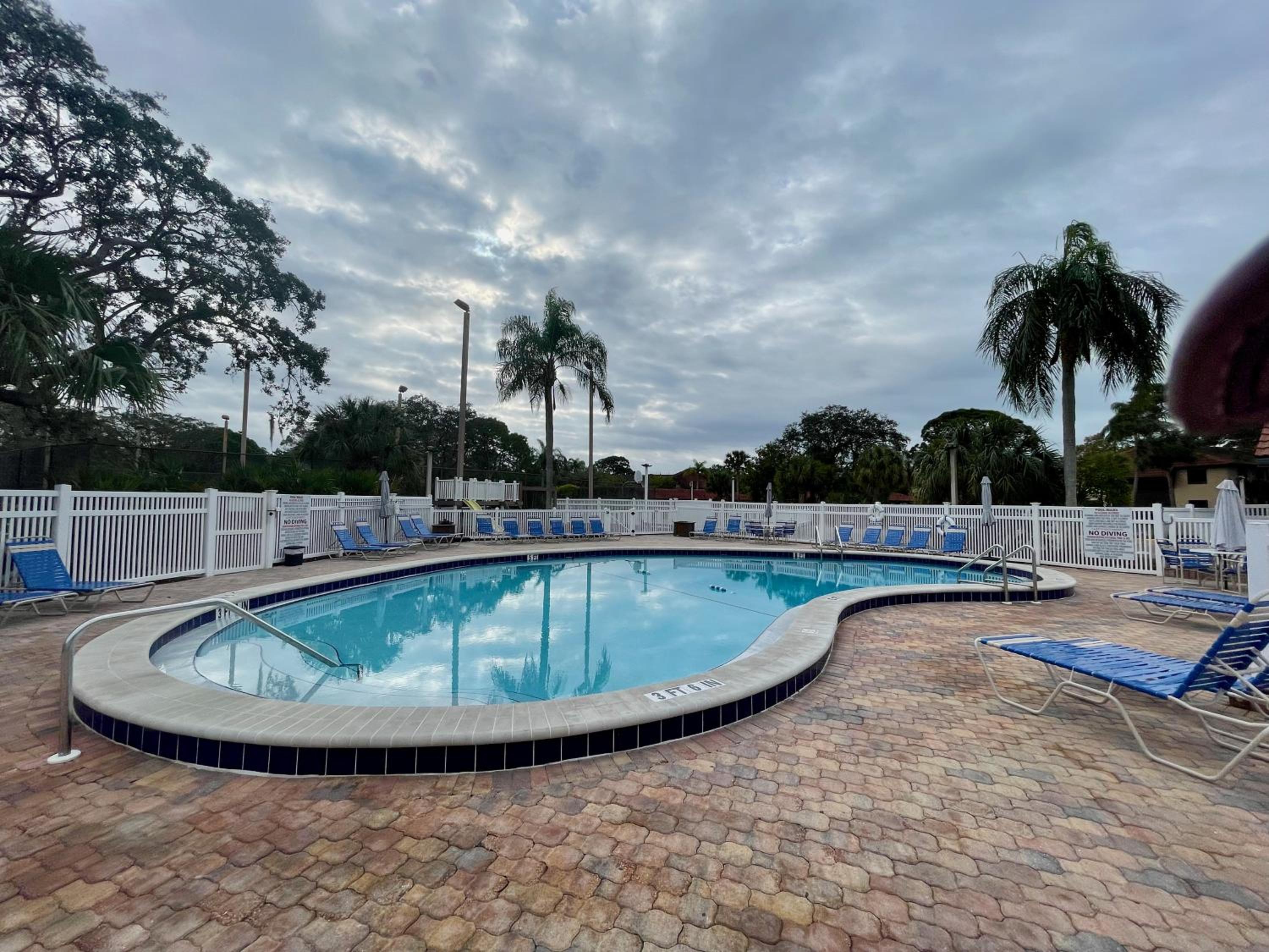Stylish and Modern Shorewalk condo close to top beaches, heated pools, hot tub, IMG Academy, dining view 3