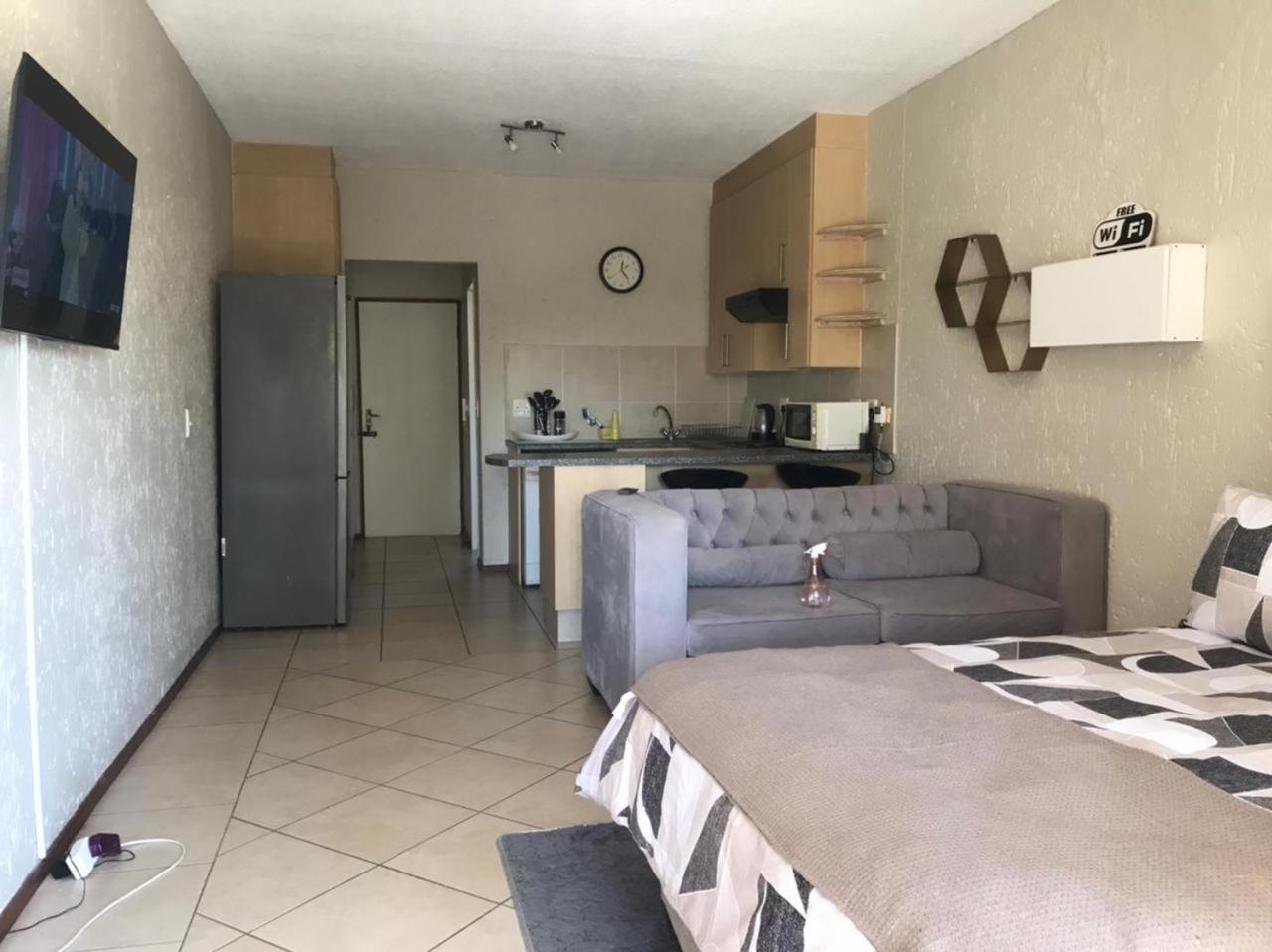 Studio apartment near Monte Casino view 5