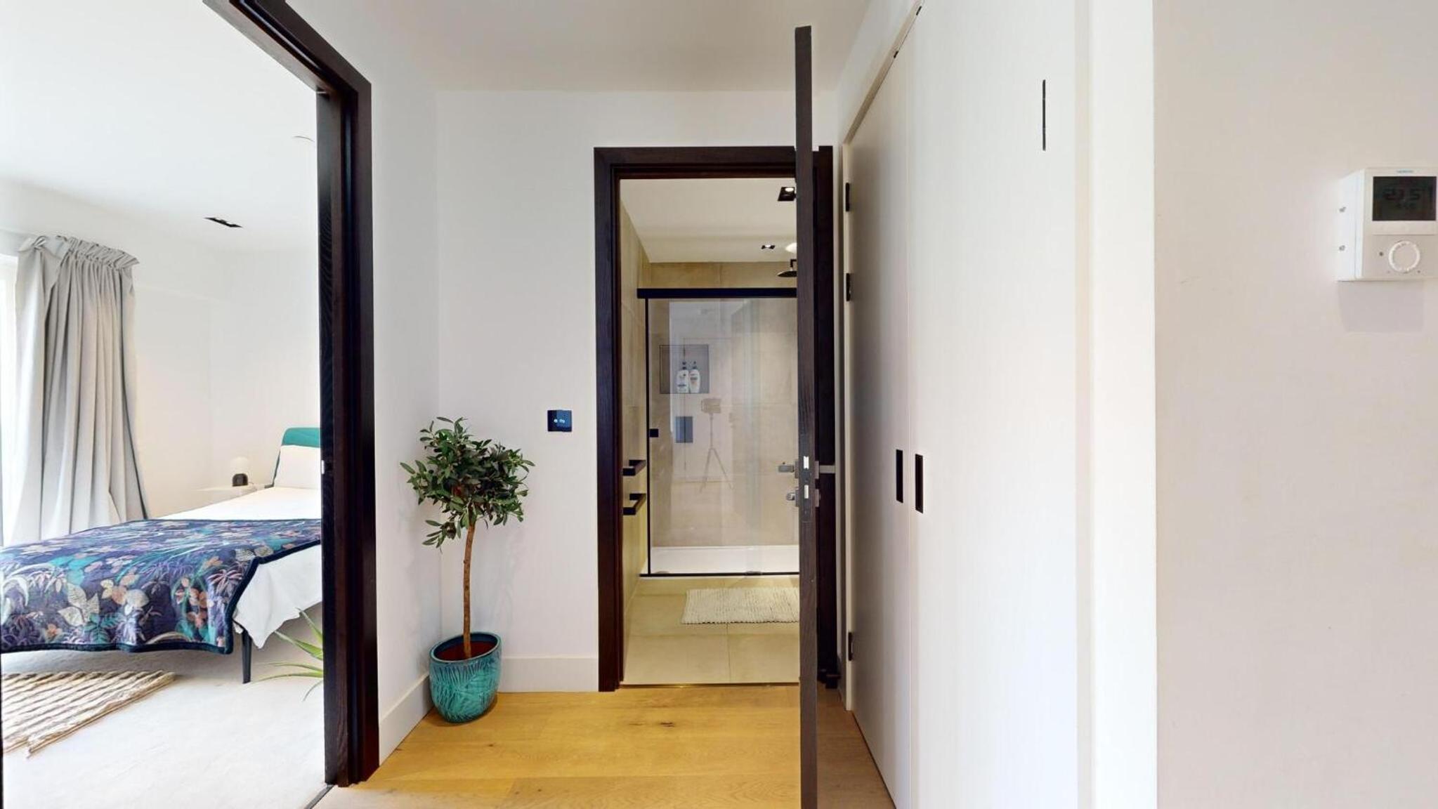 Luxury large apartment in Central London with balcony view 5