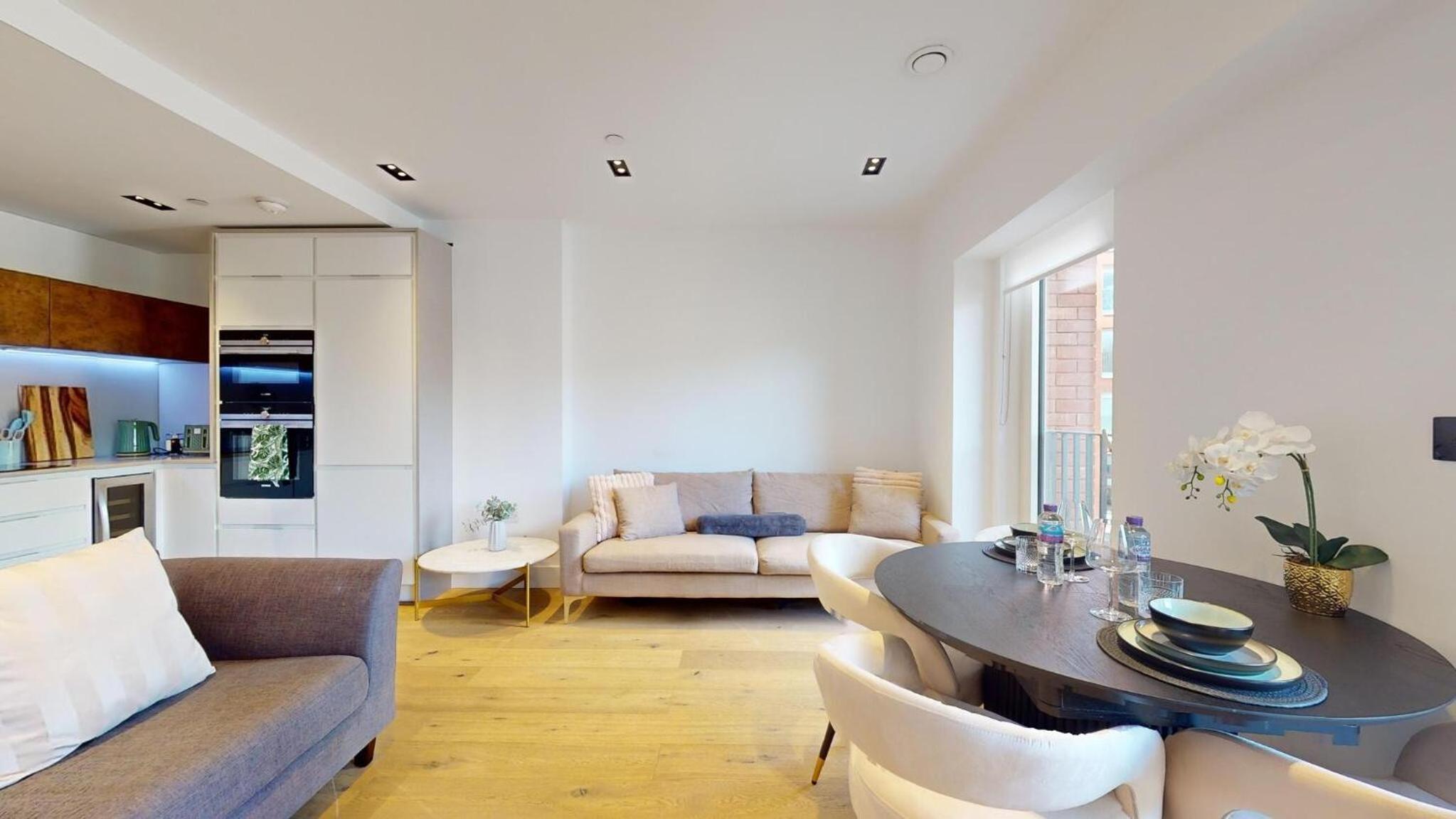 Luxury large apartment in Central London with balcony view 3