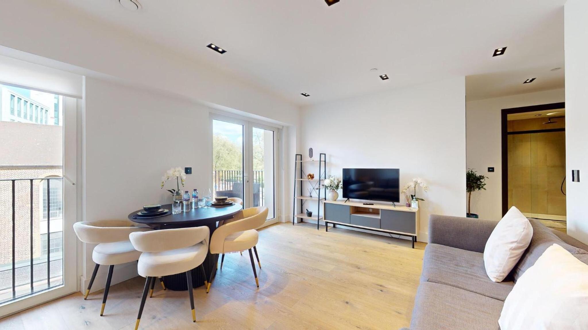 Luxury large apartment in Central London with balcony view 2
