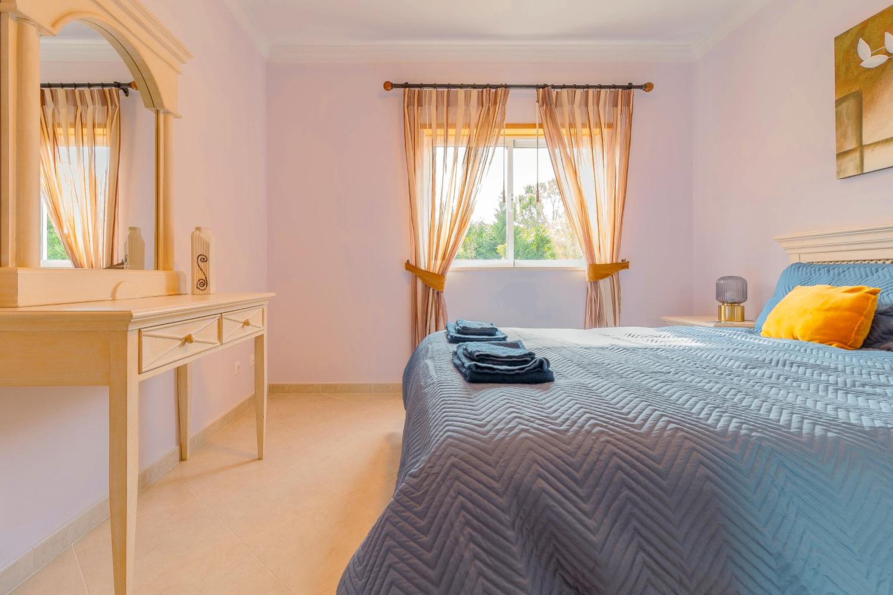 AT17 Two Bed Apt on Oasis Parque view 3
