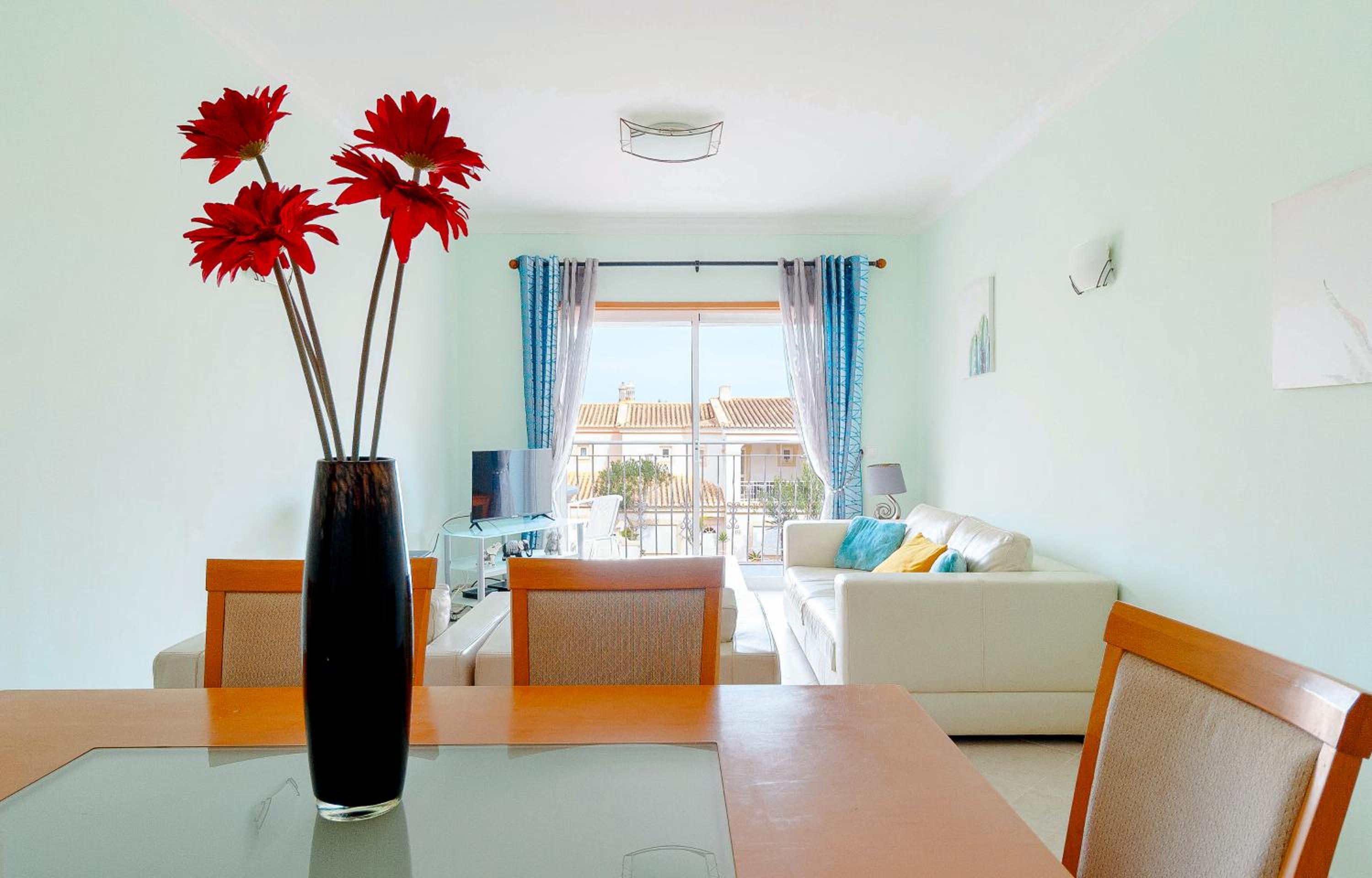 AT17 Two Bed Apt on Oasis Parque view 4