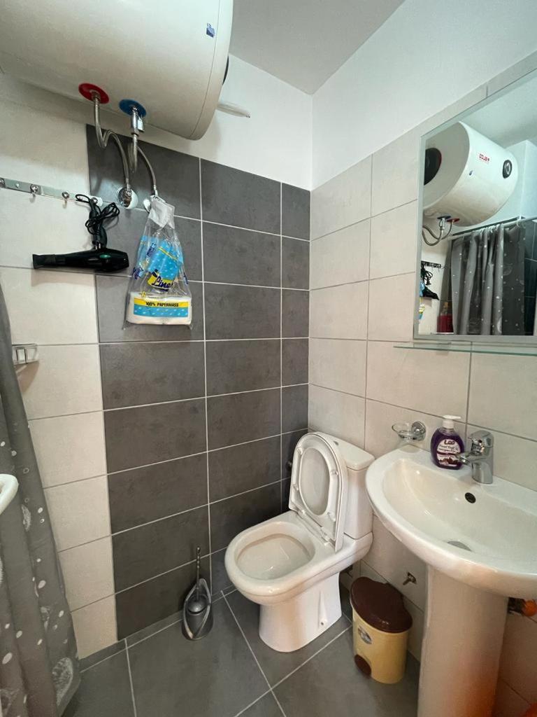 JONI'S APARTMENTS