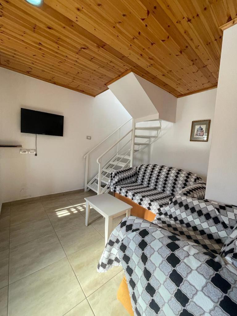 JONI'S APARTMENTS