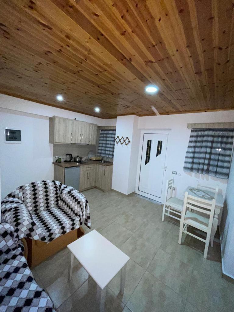 JONI'S APARTMENTS