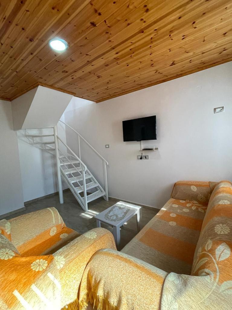 JONI'S APARTMENTS