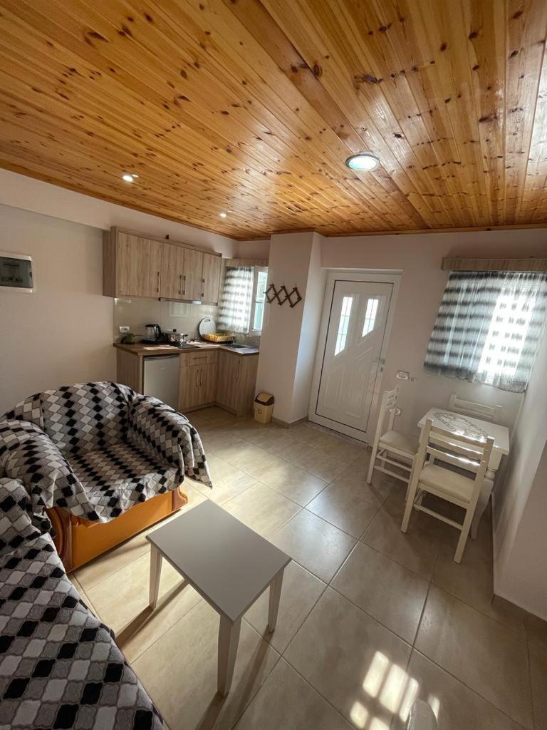 JONI'S APARTMENTS