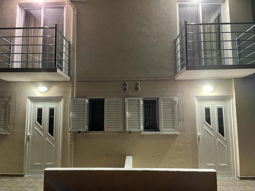 JONI'S APARTMENTS