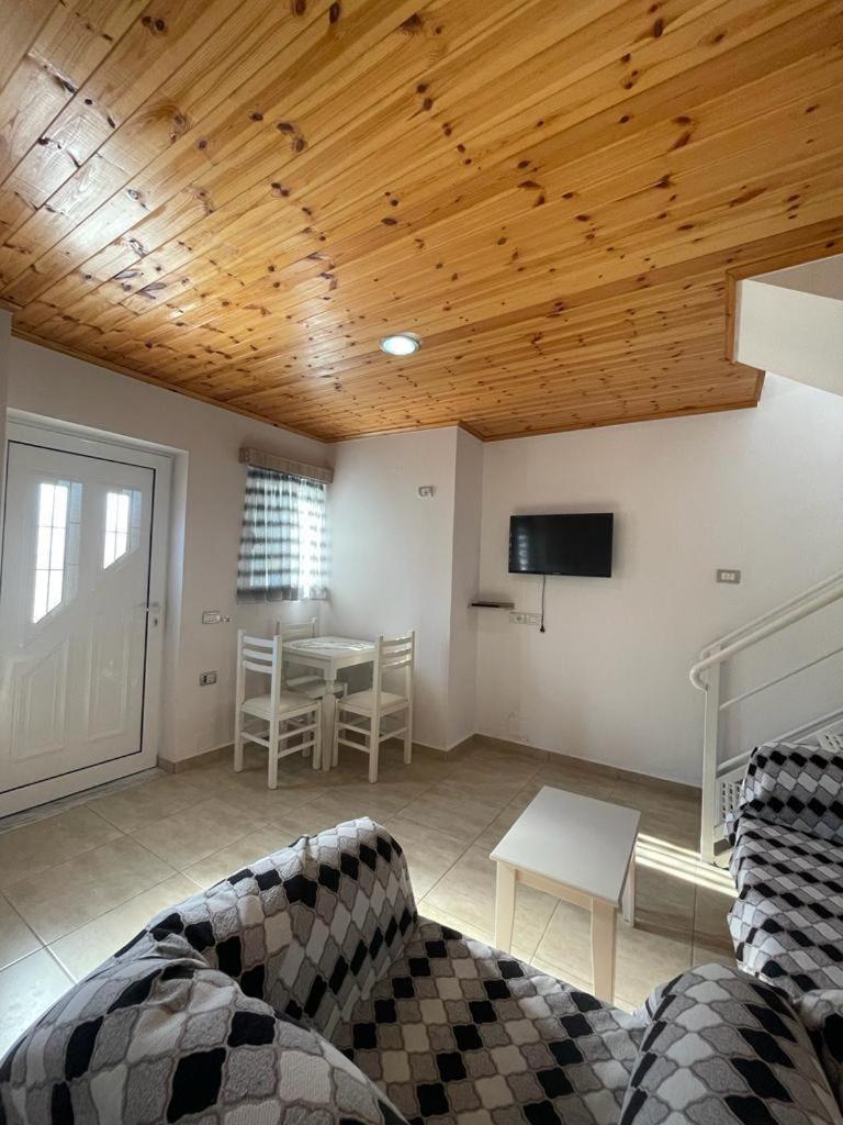JONI'S APARTMENTS