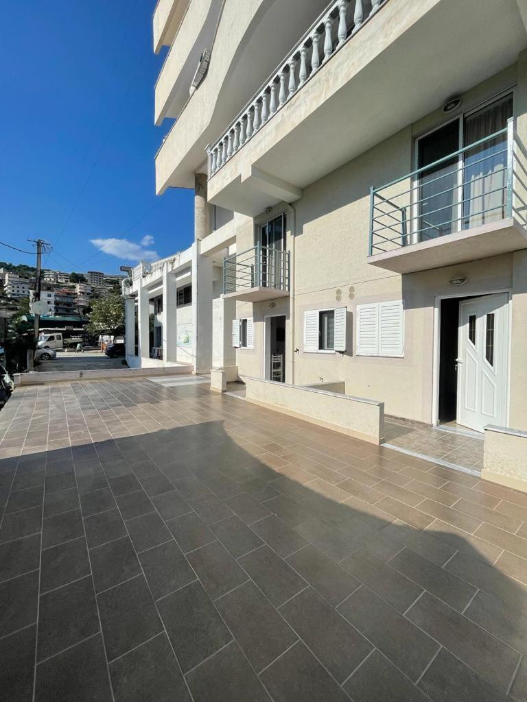 JONI'S APARTMENTS