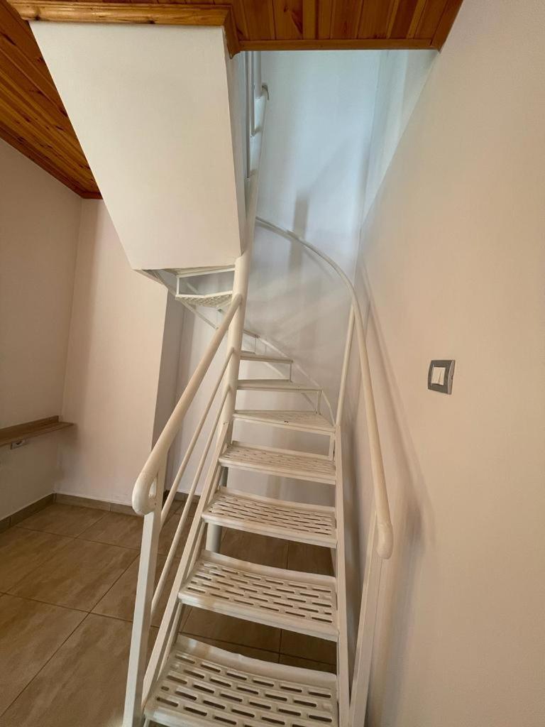 JONI'S APARTMENTS