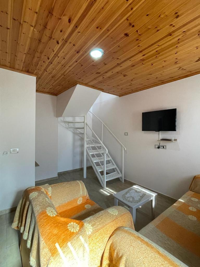 JONI'S APARTMENTS