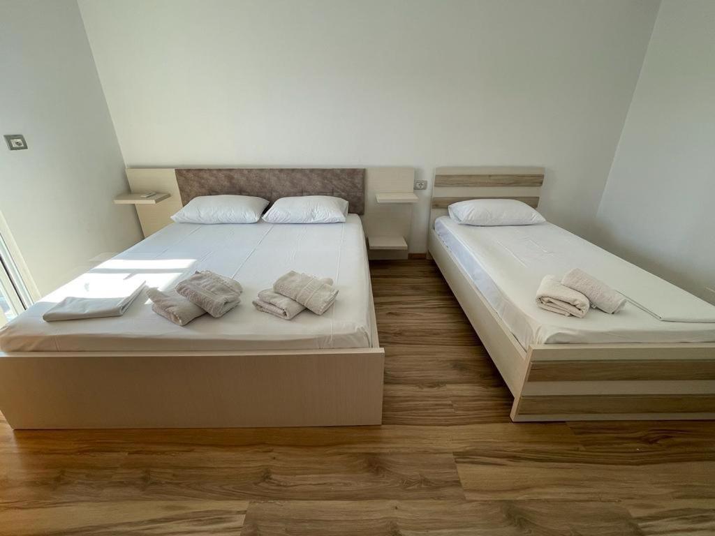JONI'S APARTMENTS