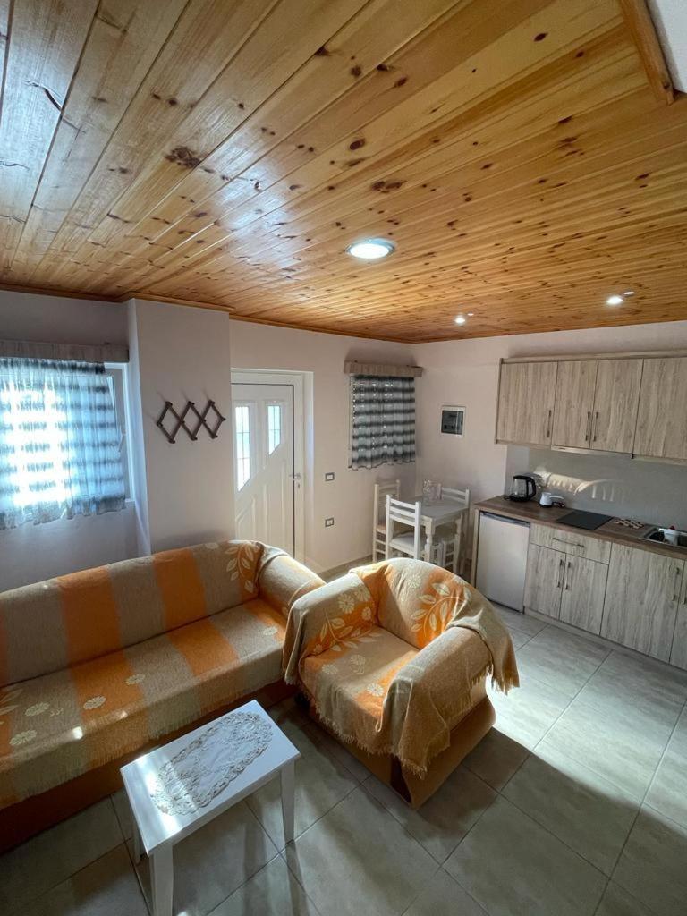 JONI'S APARTMENTS