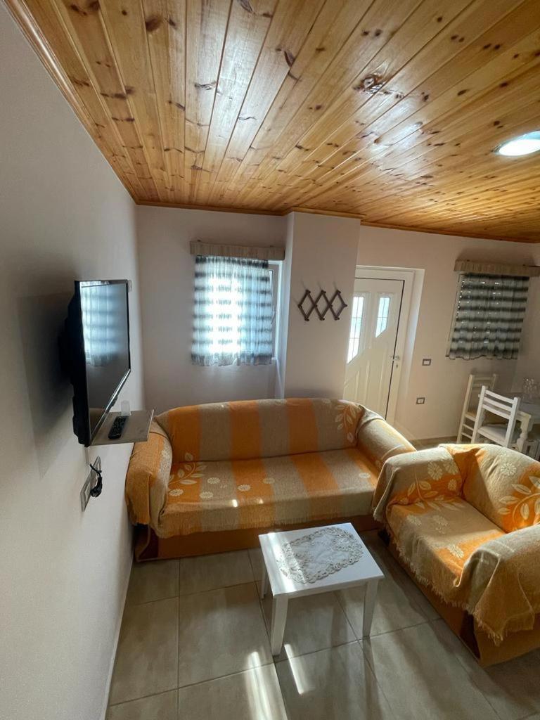 JONI'S APARTMENTS