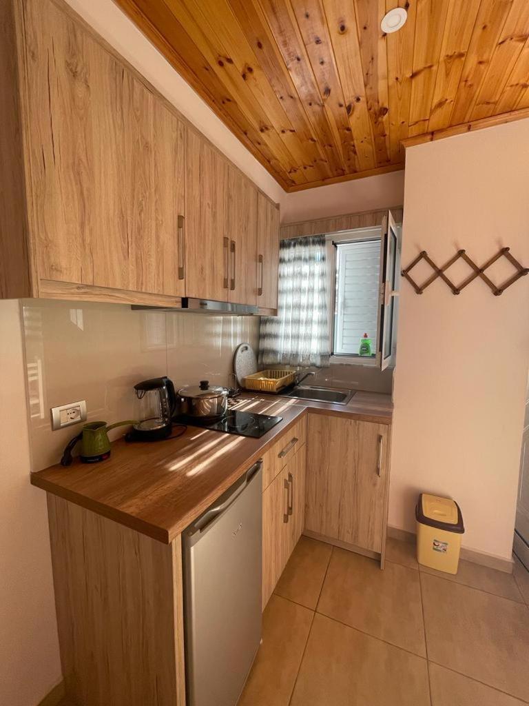 JONI'S APARTMENTS