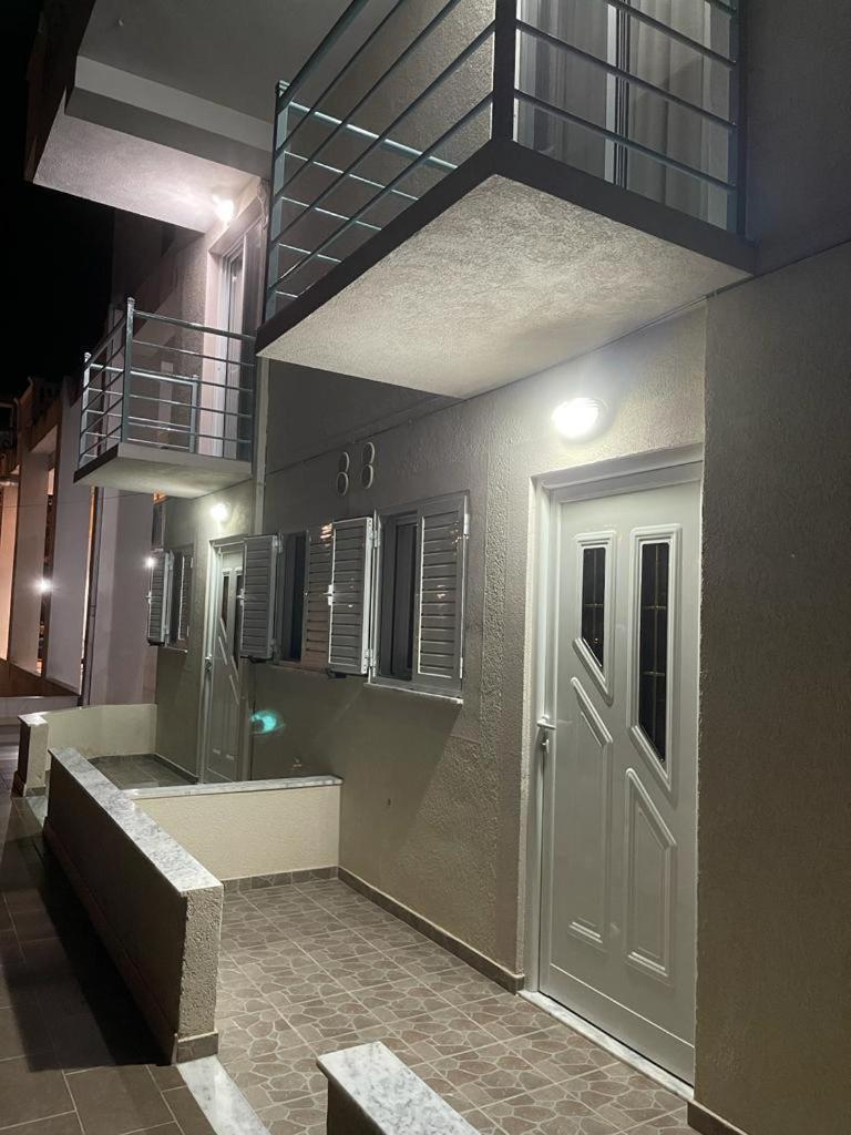 JONI'S APARTMENTS
