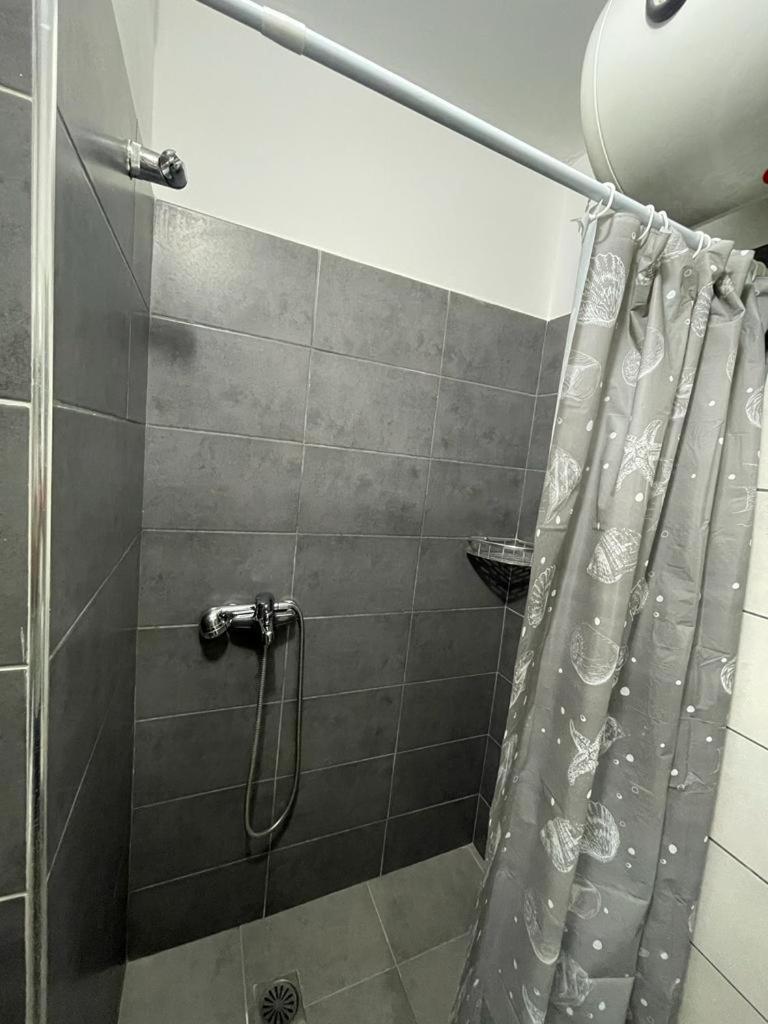 JONI'S APARTMENTS