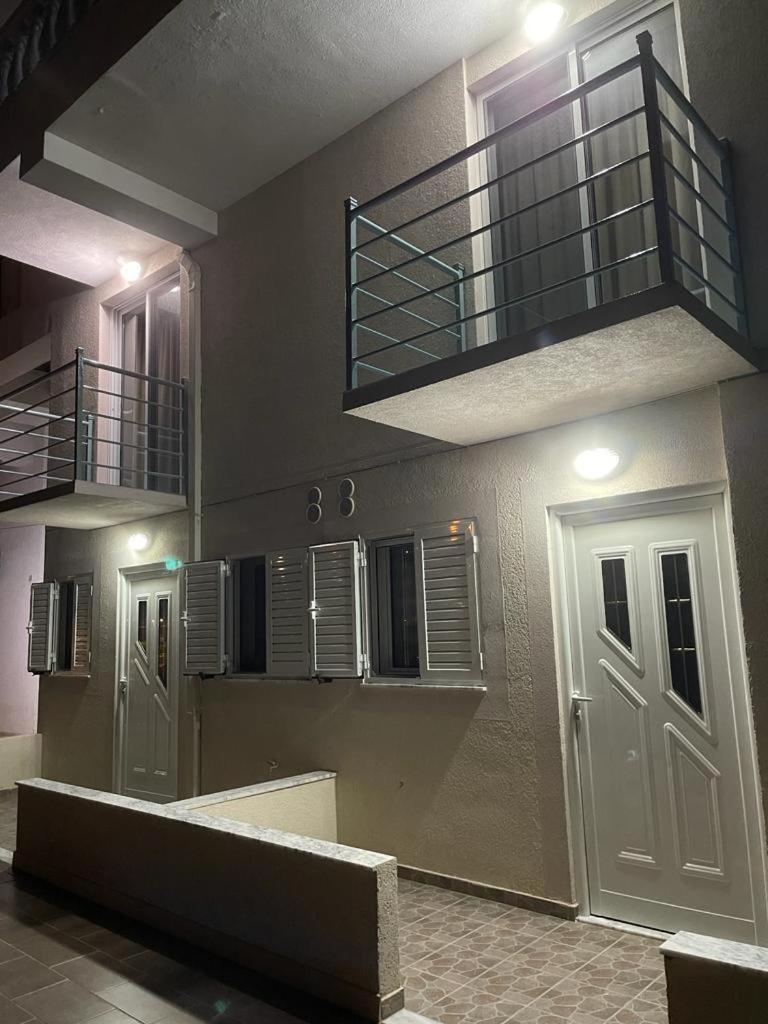 JONI'S APARTMENTS