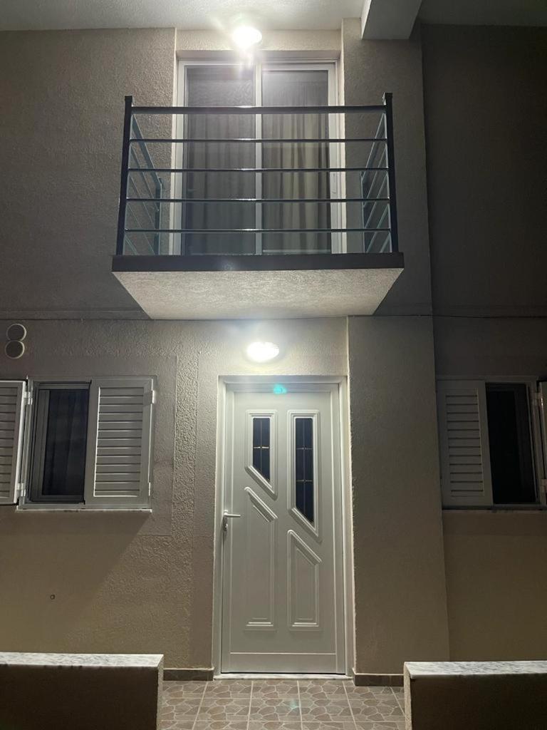 JONI'S APARTMENTS