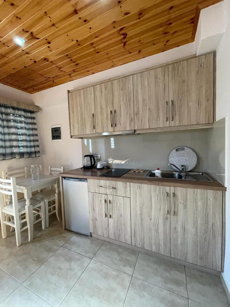 JONI'S APARTMENTS