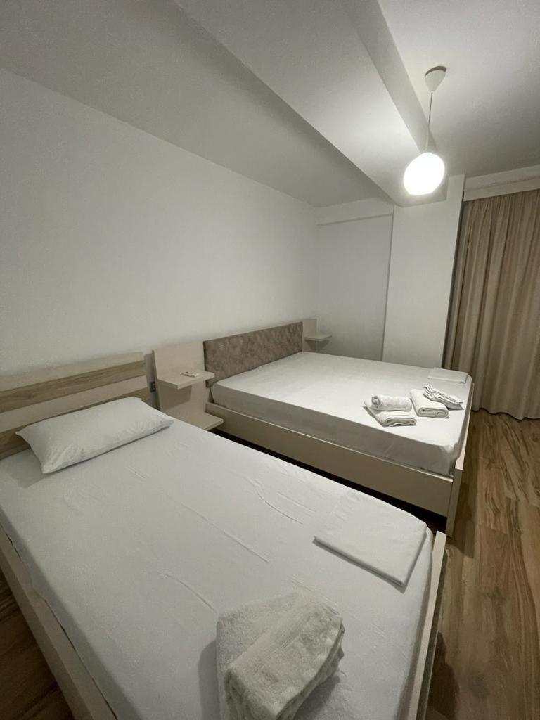 JONI'S APARTMENTS