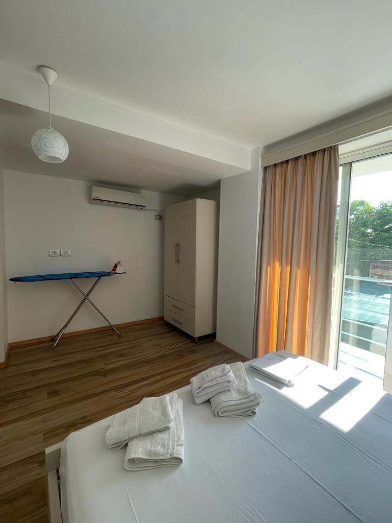 JONI'S APARTMENTS