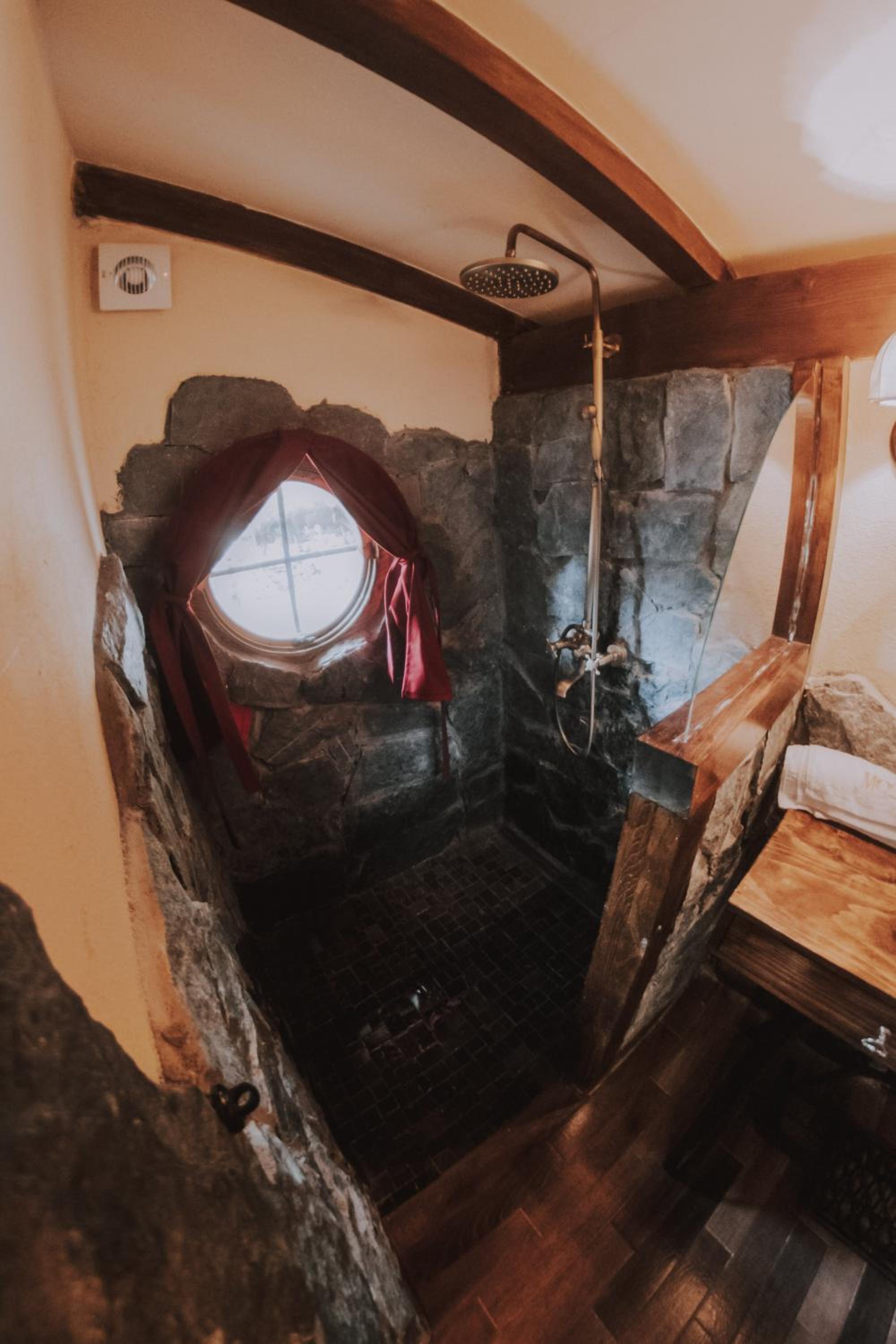 Mobbiton Mostar - Magical Underground Retreat