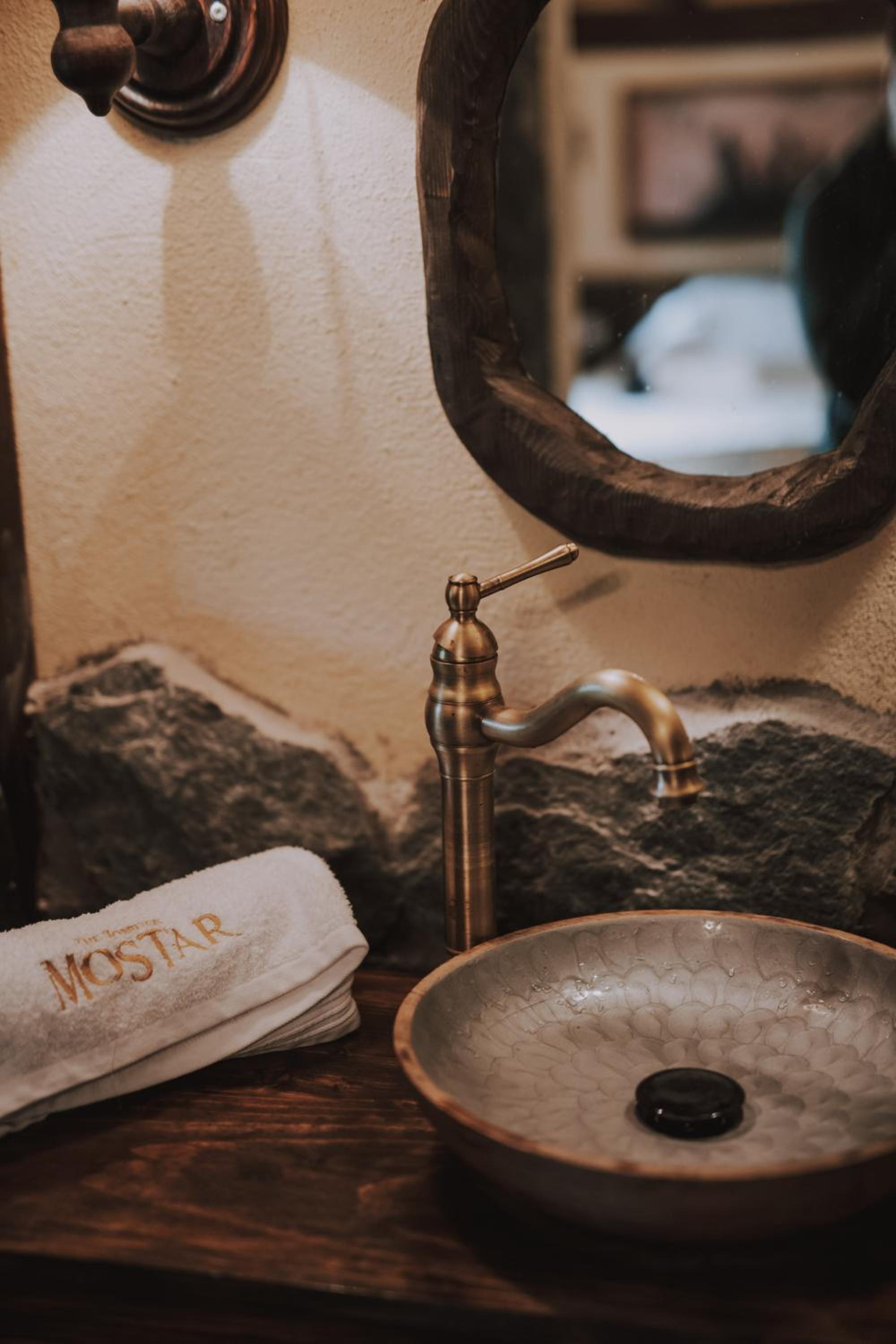 Mobbiton Mostar - Magical Underground Retreat