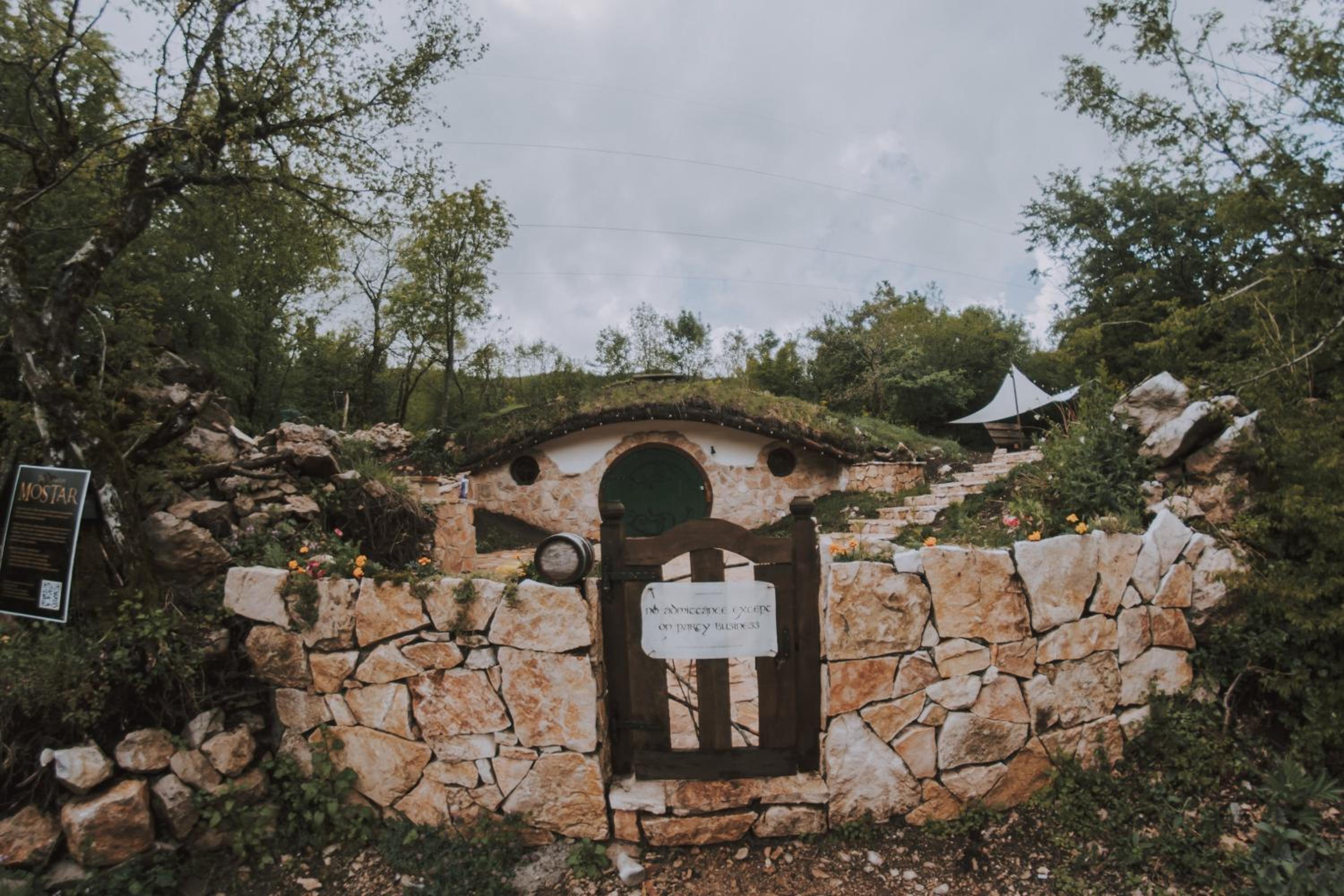 Mobbiton Mostar - Magical Underground Retreat